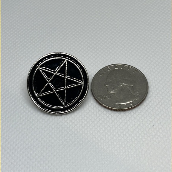 Pentagram Goth Gothic Wiccian brooch lapel pin backpack pin hat‎ pin - Picture 2 of 3